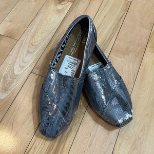 NWT Toms Pewter sequin flats - 8.5